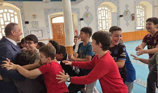 Yaz Kur'an-ı Kerim Kursu'nu bitiren miniklere Trabzonspor forması hediye edildi