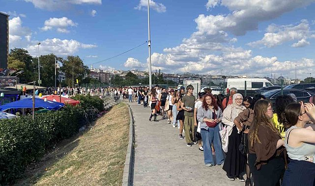 Yenikapı'da konser öncesi kilometrelerce insan ve araç kuyruğu oluştu