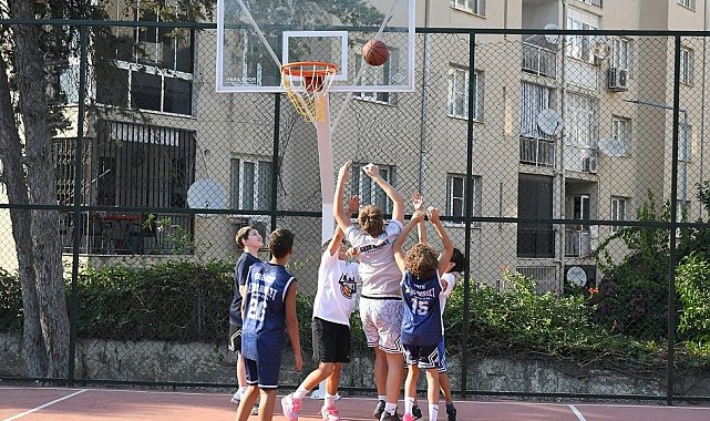 Yenilenen basketbol sahasına Efe İbrikoğlu'nun adı verildi