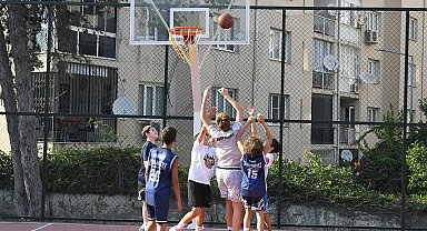 Yenilenen basketbol sahasına Efe İbrikoğlu'nun adı verildi
