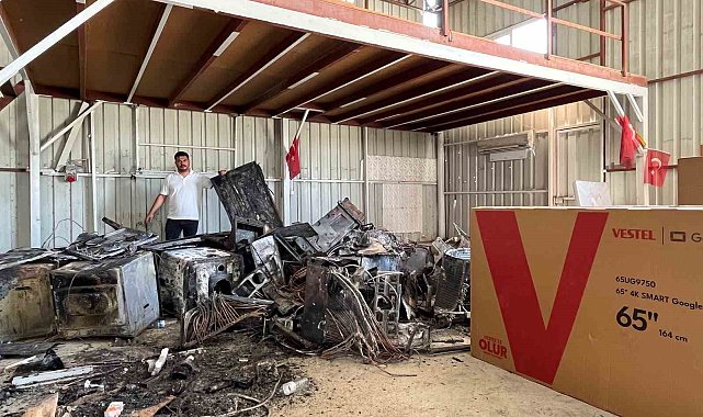 Yetkili servisin önündeki beyaz eşyalar ardı ardında patlayarak alevlere teslim oldu