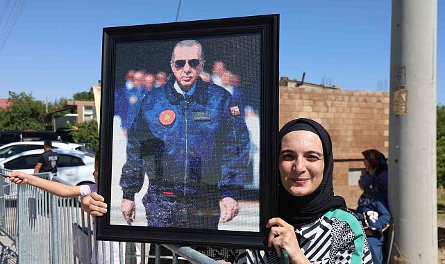 Yetmiş bin boncukla yaptığı tabloyu, Cumhurbaşkanına ulaştırmanın mutluluğunu yaşıyor