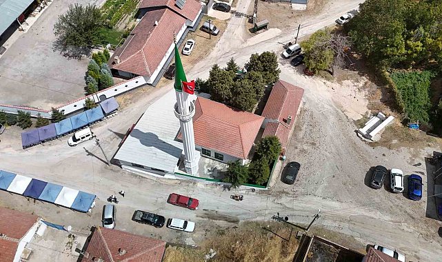 Yıldırım düşmesi sonucu ağır hasar alan cami el birliği için onarıldı, ibadete açıldı