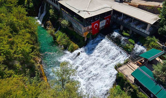 Yıllık yaklaşık 400 bin ziyaretçi ağırlayan Çırçır Şelalesi turkuaz rengiyle dikkat çekiyor