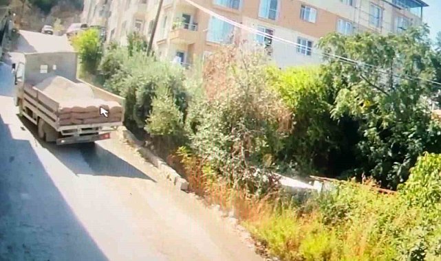 Yokuşu çıkamayan kum yüklü kamyon incir toplayan 10 çocuk annesini canından etti: Kaza anı kamerada