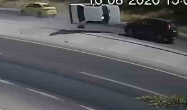 Yola fırlayan parçadan kurtulmak isterken karşı şeride uçarak 2 otomobille çarpıştı: 2 ölü