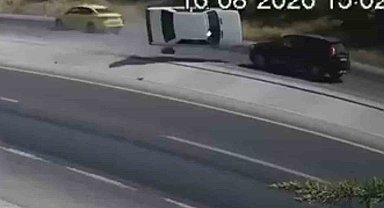 Yola fırlayan parçadan kurtulmak isterken karşı şeride uçarak 2 otomobille çarpıştı: 2 ölü