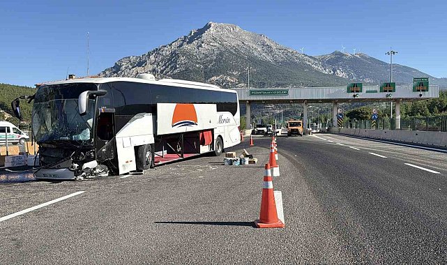 Yolcu otobüsü bariyere çarptı: 5 yaralı