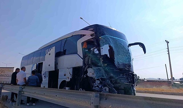 Yolcu otobüsü kamyonete çarptı: 1 ölü, 15 yaralı