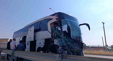 Yolcu otobüsü kamyonete çarptı: 1 ölü, 15 yaralı