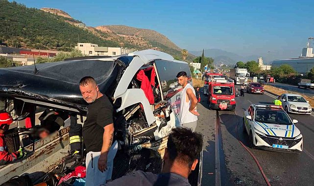 Yolcu otobüsü tıra arkadan çarptı: 2 ölü, 3'ü ağır 18 yaralı
