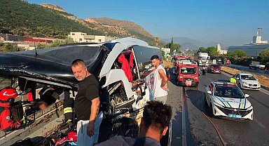 Yolcu otobüsü tıra arkadan çarptı: 2 ölü, 3'ü ağır 18 yaralı