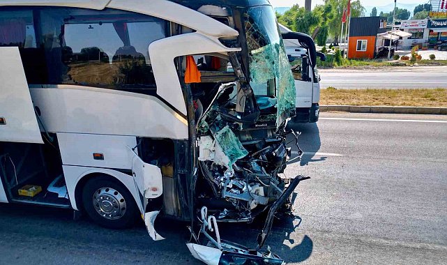 Yolcu otobüsünün çarptığı kamyonet sürücüsü hayatını kaybetti, 15 kişi de yaralandı