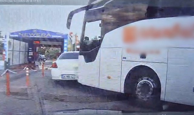 Yolcu otobüsünün çarptığı otomobilin sürüklendiği anlar araç kamerasına yansıdı