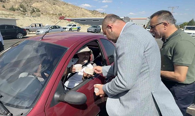 Yolculuk yapan vatandaşlara coğrafi işaretli pirinçten yapılan pilav ikram edildi