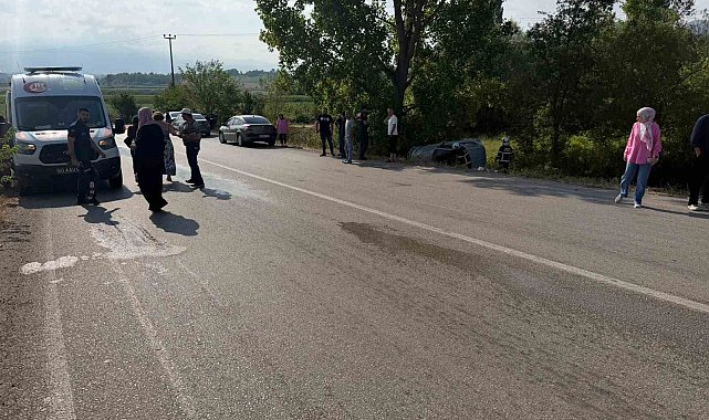 Yoldan çıkan otomobil ağaçlık alanda yan yattı