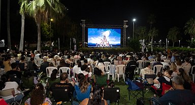 Yukarı Bak filmiyle sahilde sinema keyfi