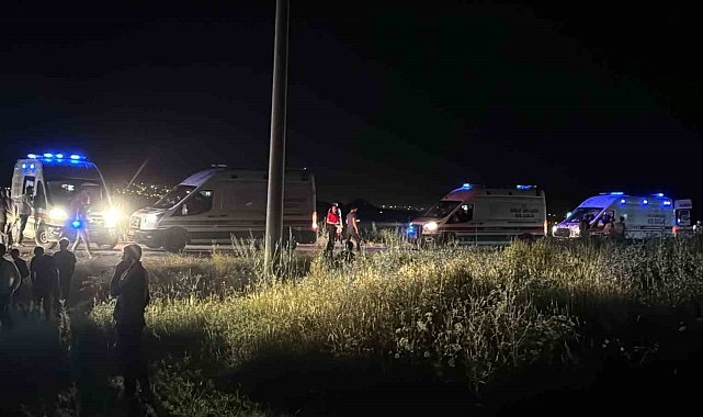 Yüksekova'da hafif ticari kamyonet takla attı: 4 yaralı