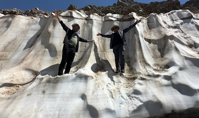 Yüksekova'da iki mevsim bir arada: Ağustos ayında metrelerce yükseklikteki kar tünelleri ziyaretcilerini ağırlıyor