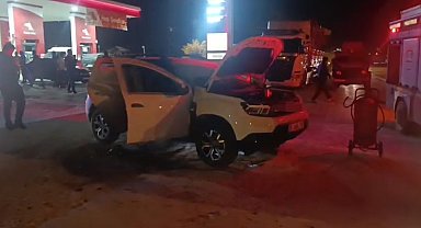 Yüksekova'da seyir halindeki araç alev aldı: Sürücü ve çocukları ölümden döndü