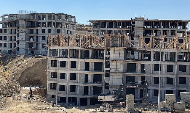 Yüksekova'da vatandaşlar için devlet 48 konutluk binalar yapımına devam ediyor
