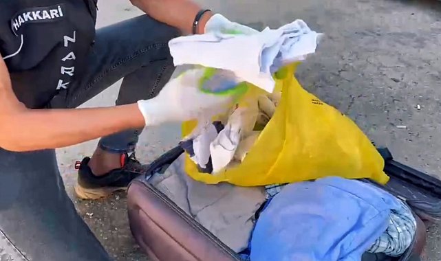 Yüksekova'da zehir tacirlerine darbe: Kıyafetlere emdirilmiş 13 kilo metamfetamin ele geçirildi
