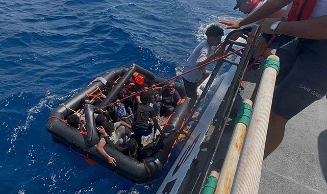 Yunan sahil güvenlik 16 düzensiz göçmeni Türk karasularına geri itti