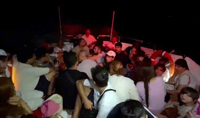 Yunanistan içinde çocukların da bulunduğu düzensiz göçmenleri Türk karasularına geri itti