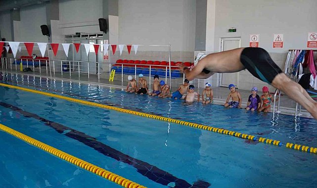 Yüzme havuzunda geleceğin sporcuları yetişiyor