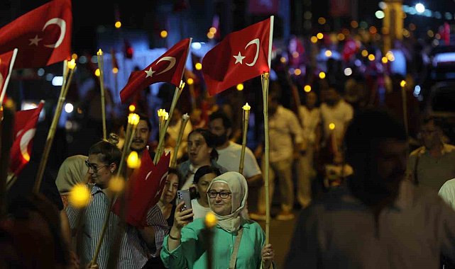 Zafer Bayramı'nda İzmit sokakları fener alayıyla aydınlandı