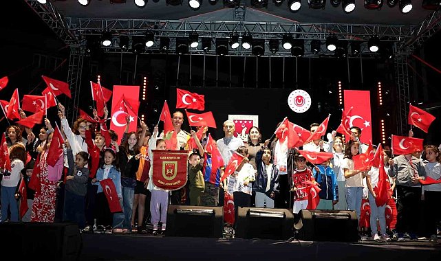 Zafer coşkusu bando ve halk oyunları gösterileri ile taçlandı