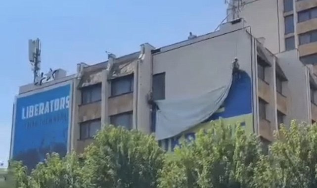 Zelenskiy'nin açıklaması sonrası Kosova'daki dev Ukrayna bayrağı kaldırıldı