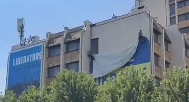 Zelenskiy'nin açıklaması sonrası Kosova'daki dev Ukrayna bayrağı kaldırıldı
