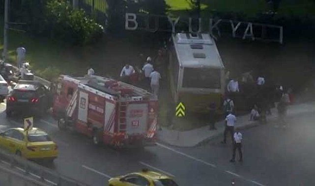 Zeytinburnu Sahil Yolu'nda sürücüsünün direksiyon hakimiyetini kaybettiği İETT otobüsü yoldan çıkarak kaza yaptı. Kazada yaralananlar olduğu bildirilirken, bölgeye çok sayıda polis, itfaiye ve sağlık ekibi sevk edildi.