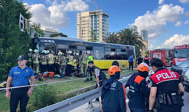 Zeytinburnu'nda İETT otobüsü site duvarına çarptı: Yaralılar var