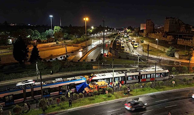 Zeytinburnu'nda iki tramvayın çarpıştığı kaza yeri havadan görüntülendi
