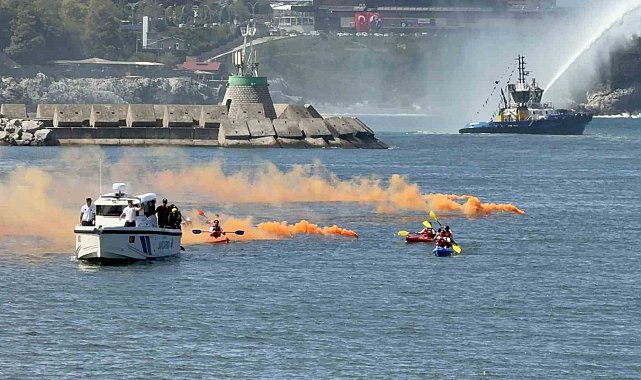 Zonguldak Limanı'nda 30 Ağustos şöleni: Römorkörlerden görsel şov