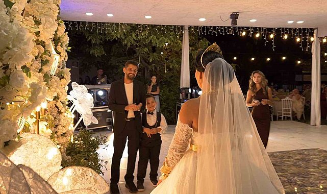 10 yıllık evlilikte sürpriz: Yeniden gelinlik giyip nikah tazeledi