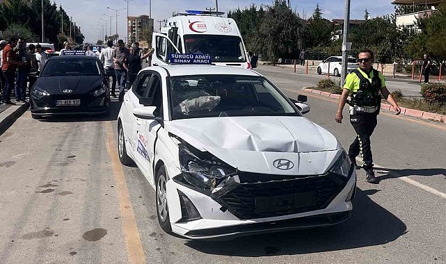 14 yaşında direksiyon başına geçti, ehliyet sınavındaki araçla çarpıştı: 4 yaralı