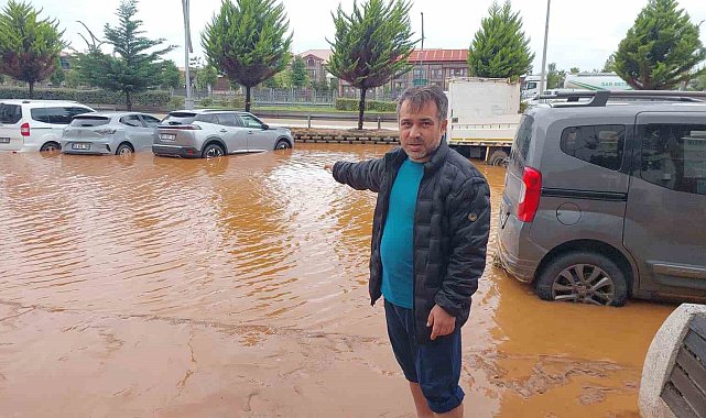 2 gün önce aldığı aracının sular içinde kaldığını görünce büyük üzüntü yaşadı