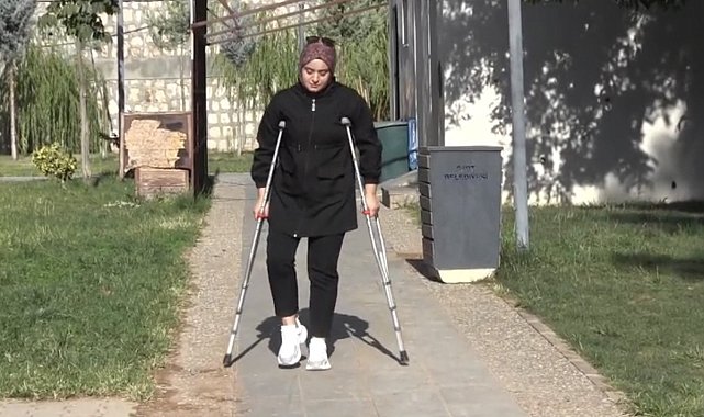 20 yaşında hayatı karardı: Yanlış ameliyatla sağlığından oldu, şimdi yürüyebilmek için destek bekliyor