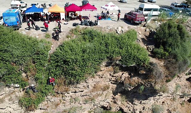 35 metrelik falezlerden halatlarla sarkıp temizlik yaptılar