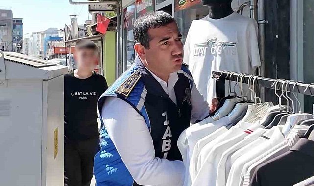 'Burası vatandaşın hakkı, vatandaş buradan nasıl geçecek' diyen zabıta ekipleri kaldırım işgallerine müdahale etti