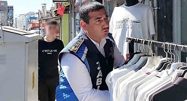 'Burası vatandaşın hakkı, vatandaş buradan nasıl geçecek' diyen zabıta ekipleri kaldırım işgallerine müdahale etti