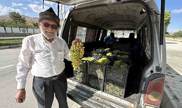 'Elmacı Dede' bin 800 kilometre yol kat ederek askerlere üzüm getirdi