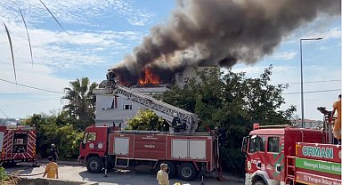 4 katlı binanın çatısı alev alev yandı