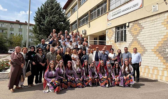 40 yıl sonra aynı okul bahçesinde buluştular
