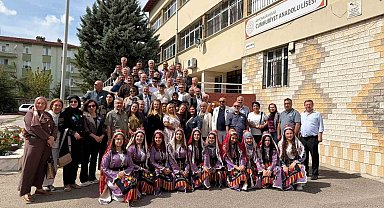 40 yıl sonra aynı okul bahçesinde buluştular