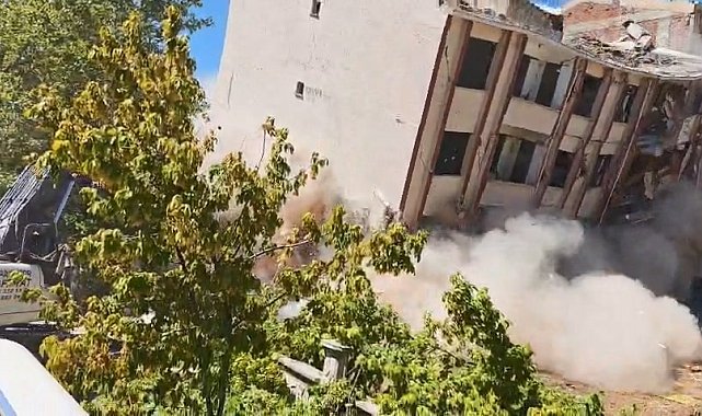 5 katlı iki bina tek dokunuşla yıkıldı