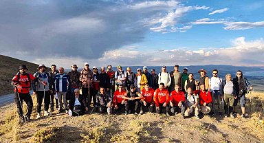 70 doğasever Nemrut Kalderası için 40 kilometre yürüdü